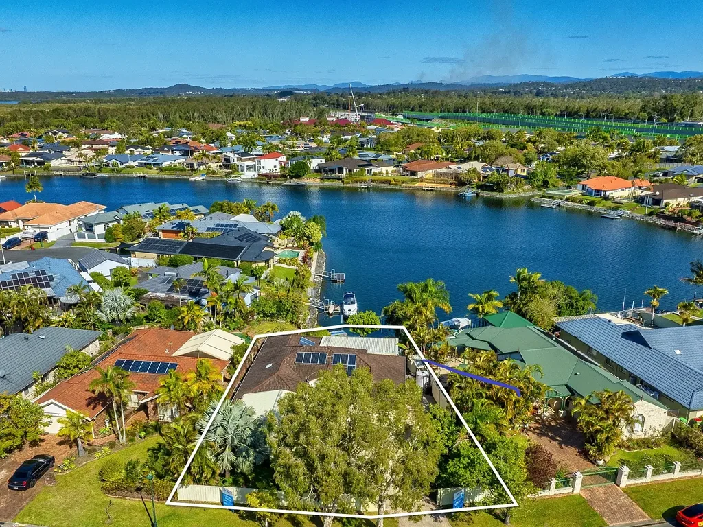 Helensvale 4 Bedroom RARE OPPORTUNITY FOR WATERFRONT RENOVATOR