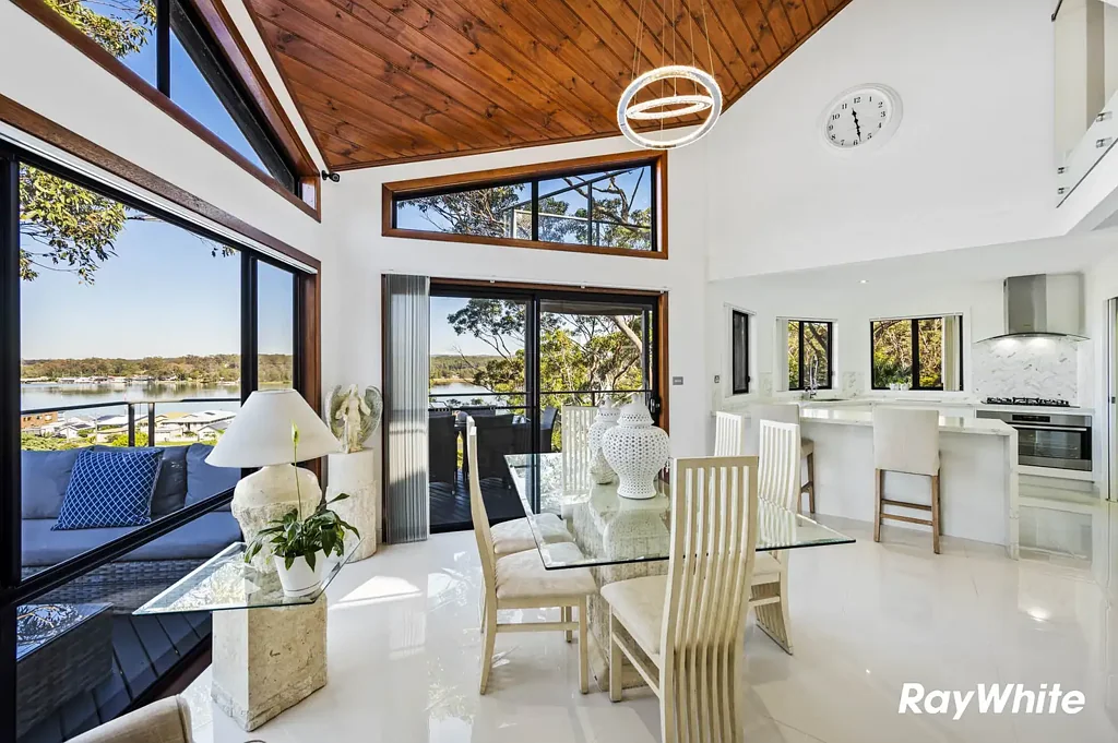 Burrill Lake 3房  Elevated Burrill Lake Gem - Unique Residence with Beautiful Scenic Views