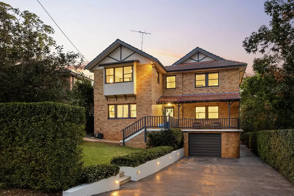 Killara 4ห้องนอน Stately Full Brick Home in a Prized Location, 800m to Killara Station