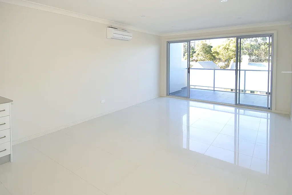 SUN-DRENCHED, MODERN & CONVENIENT - FRESHLY PAINTED