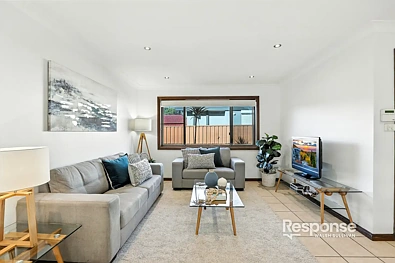 2/7 Binalong Road, Pendle Hill, NSW 2145, 3房, 1浴, Apartment