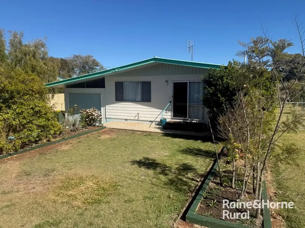 Kingaroy 2कमरा Neat, Well-Planned Home with Exceptional Shed Space