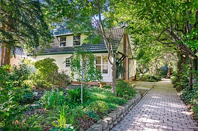 Leura 3 Bedroom Enchanting c.1930s residence