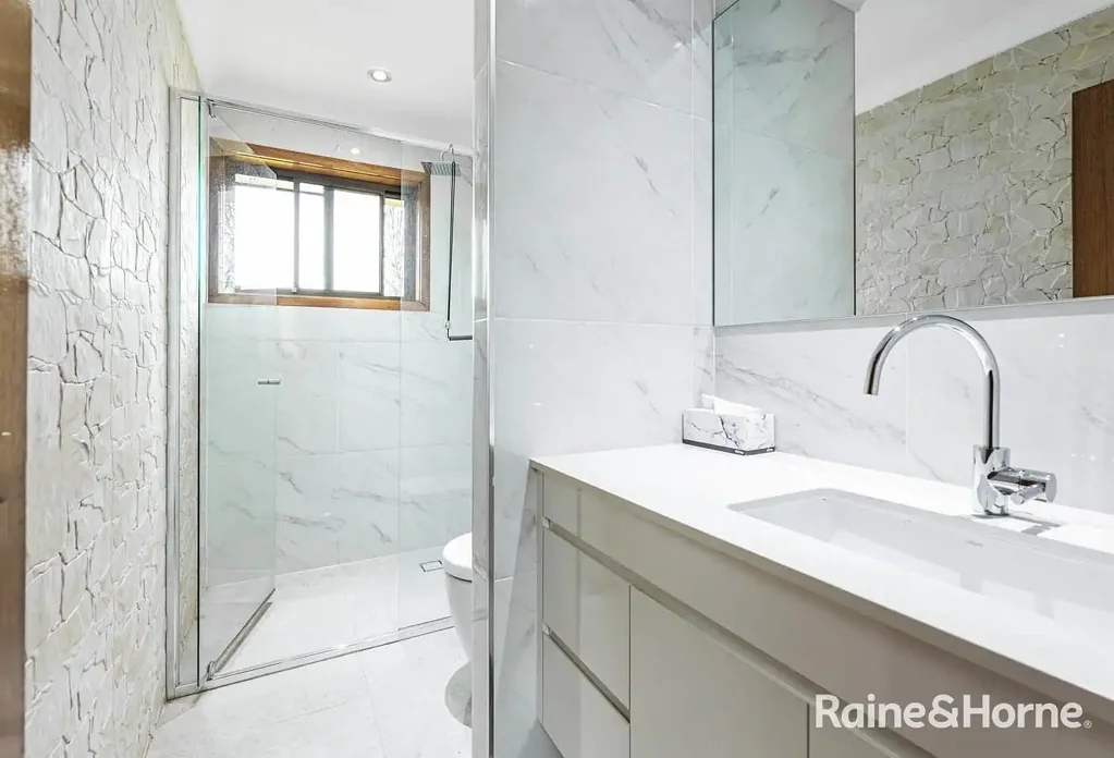 Charming 4 Bedroom Family Home in St Clair!