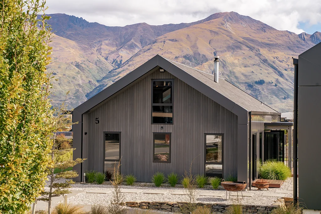 Wanaka 6Kwarto Modern,smart, income-ready.