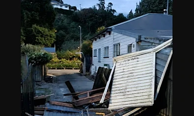 阳台被吹飞、树倒成片、3600户断电！新西兰多地迎来橙色警报，北岛居民被要求省水......