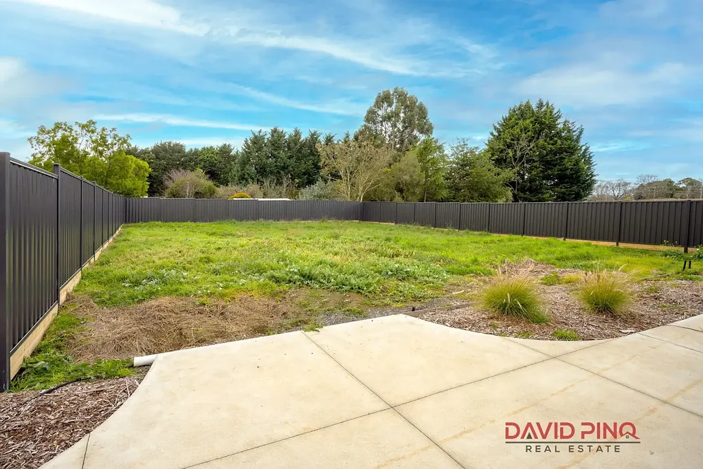2/6 Collier Close, Romsey, VIC 3434