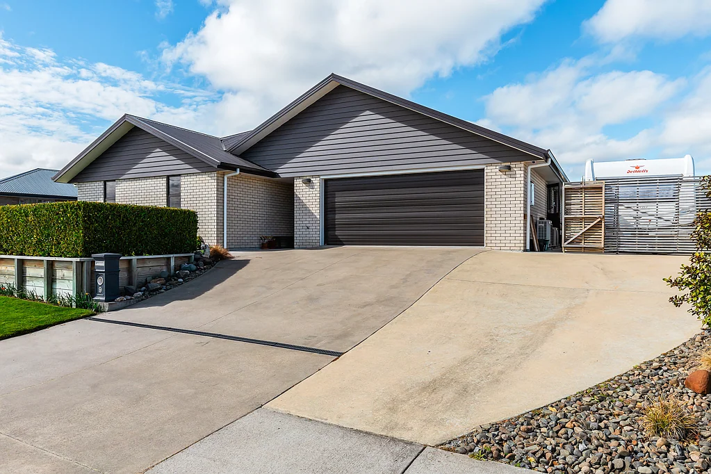 Wharewaka 3房  Stylish Brick Home with Private Garden Oasis