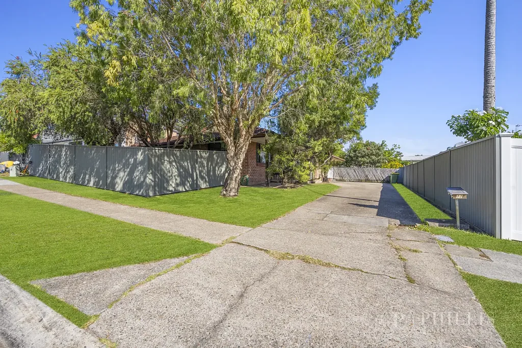 Ashmore 2房  Available to purchase separately or together. Rare Opportunity in the Heart of Ashmore.