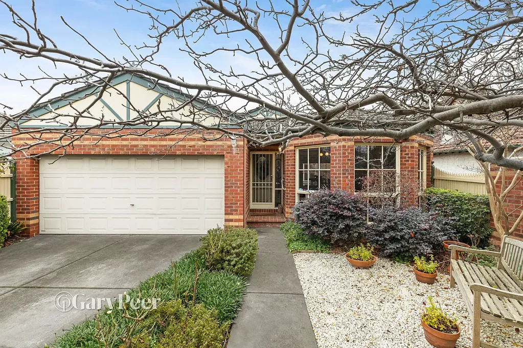 Malvern East 3房 珍贵街角位置 两户之一 私密围栏门禁 朝东迎晨光 宽敞灵活布局 北向中心庭院 无缝室内外生活 Westinghouse厨房 双卧带衣帽间 主卧带套间 双车位车库 紧邻电车商店 Sunlit single level convenience