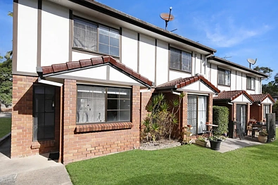 Logan Central 2房 采光充足联排别墅，增值潜力巨大 Light Filled Townhouse with Opportunity to Add Value