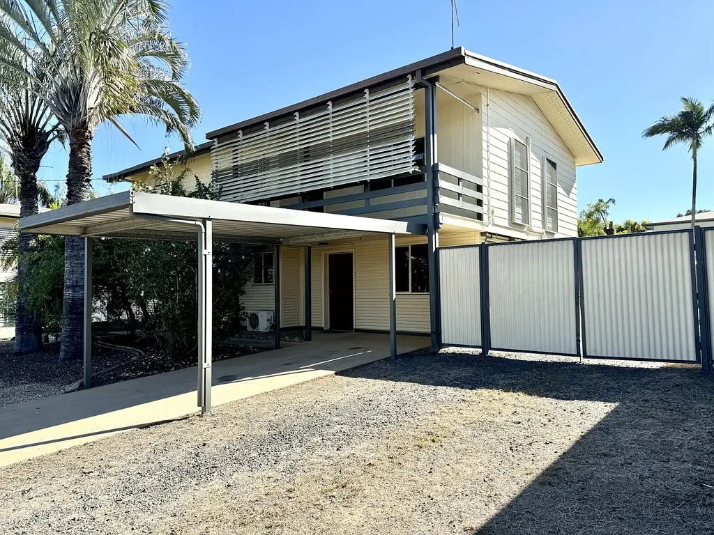 MASSIVE HOME WITH KITCHENS ON BOTH LEVELS +++