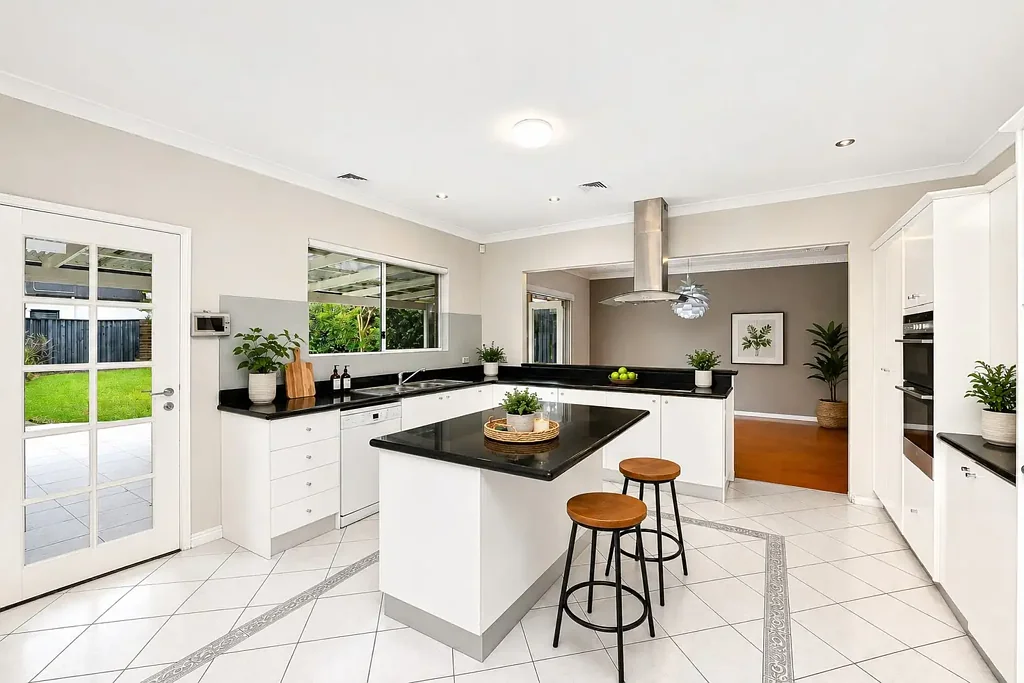 5 Bed House, all Bed w/ Built-ins, 4 Bath, Floorboards, AC, DLUG w/ Storage, Pool & Garden maintenance included