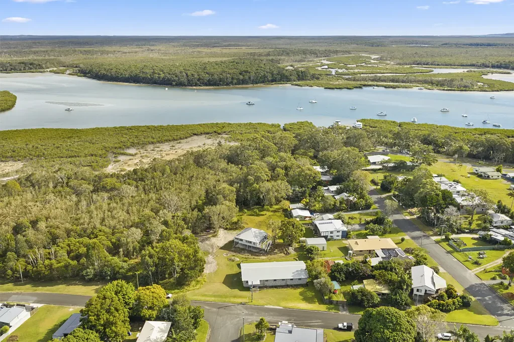 Tin Can Bay 4બેડરૂમ REDUCED TO $849,000 | RARE 3,490M² SITE  IN TIN CAN BAY -MOTIVATED VENDOR | MAKE AN OFFER