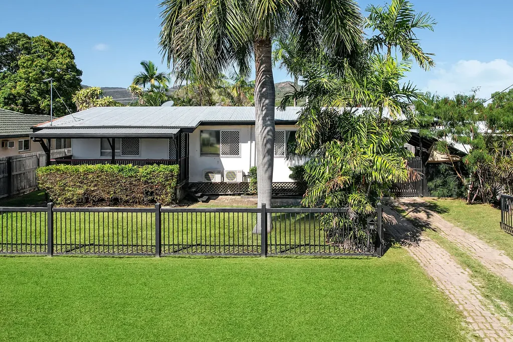 Kirwan 3 Bedroom Family living with poolside appeal