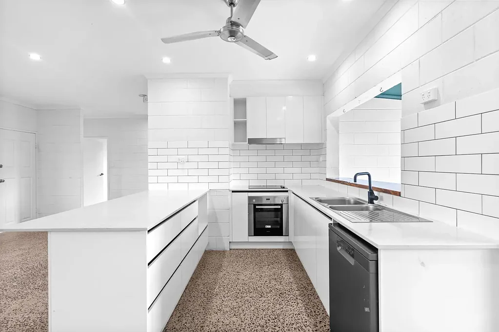 Edmonton 3房  RENOVATORS DELIGHT - MASSIVE POTENTIAL - SIDE ACCESS
