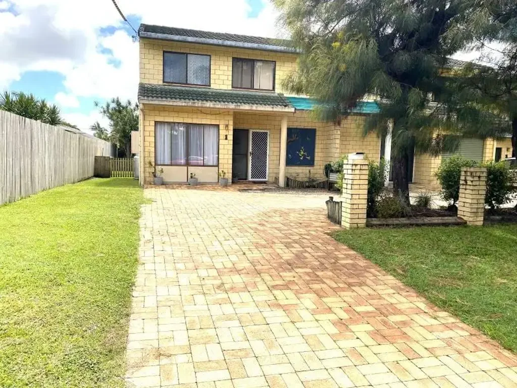 Tin Can Bay 3Kwarto INVESTORS OR FIRST HOME BUYERS ALERT! -  DON'T MISS THIS "ENTRY LEVEL"  TOWNHOUSE WALKING DISTANCE TO THE FORESHORE!