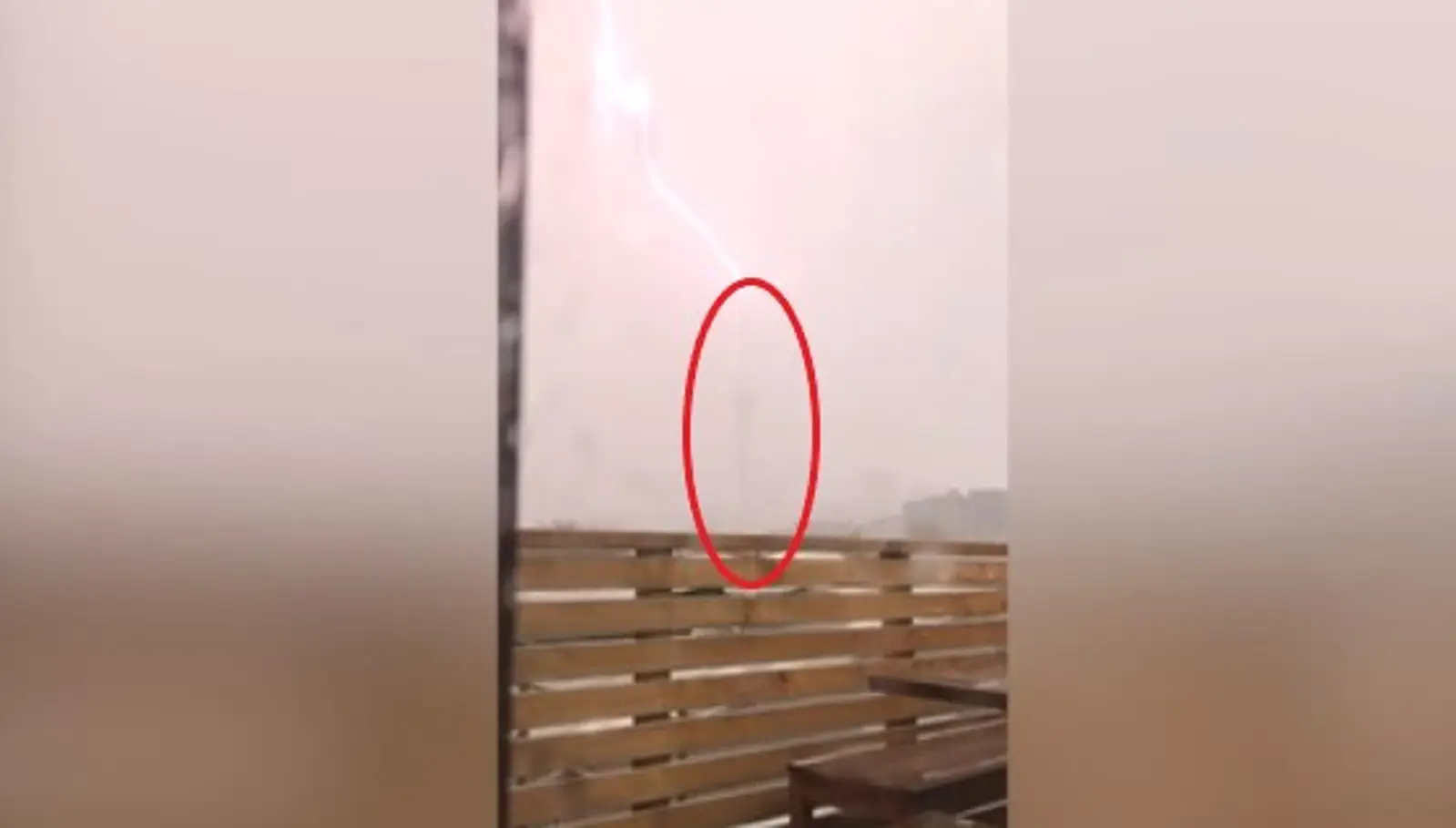 突发！奥克兰天空塔被雷劈中，飓风损毁15套民宅，屋顶都掀翻了！