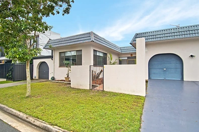 1 Drake Avenue, Paradise Point, QLD 4216, 2 Bedrooms, 1 Bathrooms, House