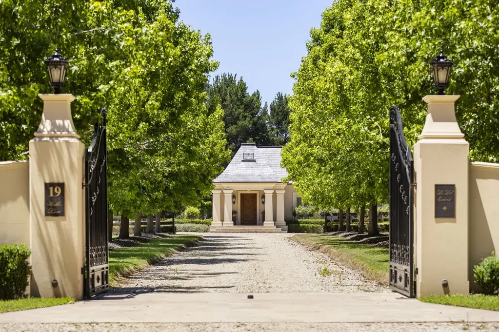 Somerville 4Moenga A Luxurious Countryside Estate with Vineyard Charm