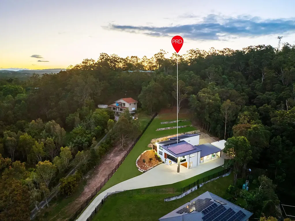 Parkwood 6房  Large  Family Home + 2 Bed Self Contained  home on 1 1/4 acre block.