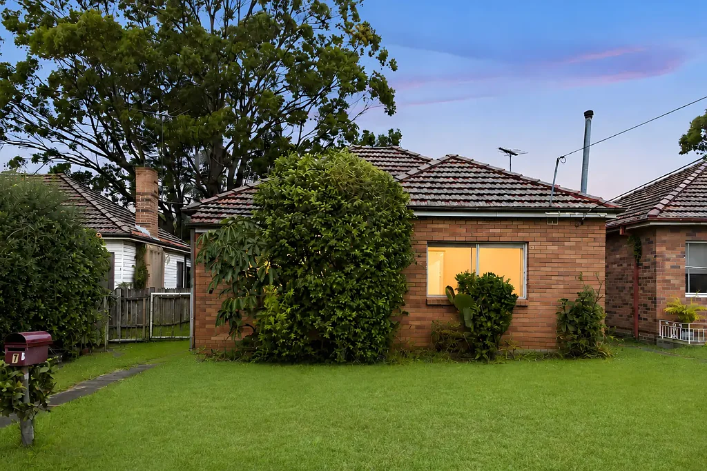 Revesby 3 Slaapkamer A Rare R4 Opportunity with Rear Lane Access in the Heart of Revesby