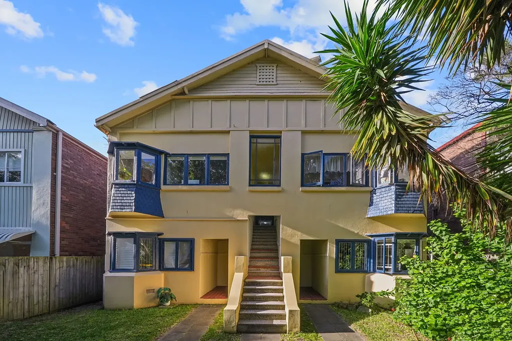BRILLIANTLY POSITIONED 2 BED UNIT - SHORT STROLL TO BEACH & SHOPS