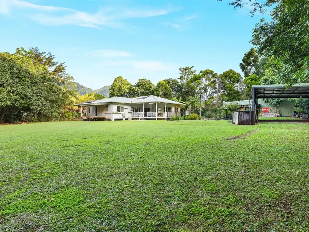 Redlynch 4બેડરૂમ Acreage home with massive sheds, pool & huge opportunity