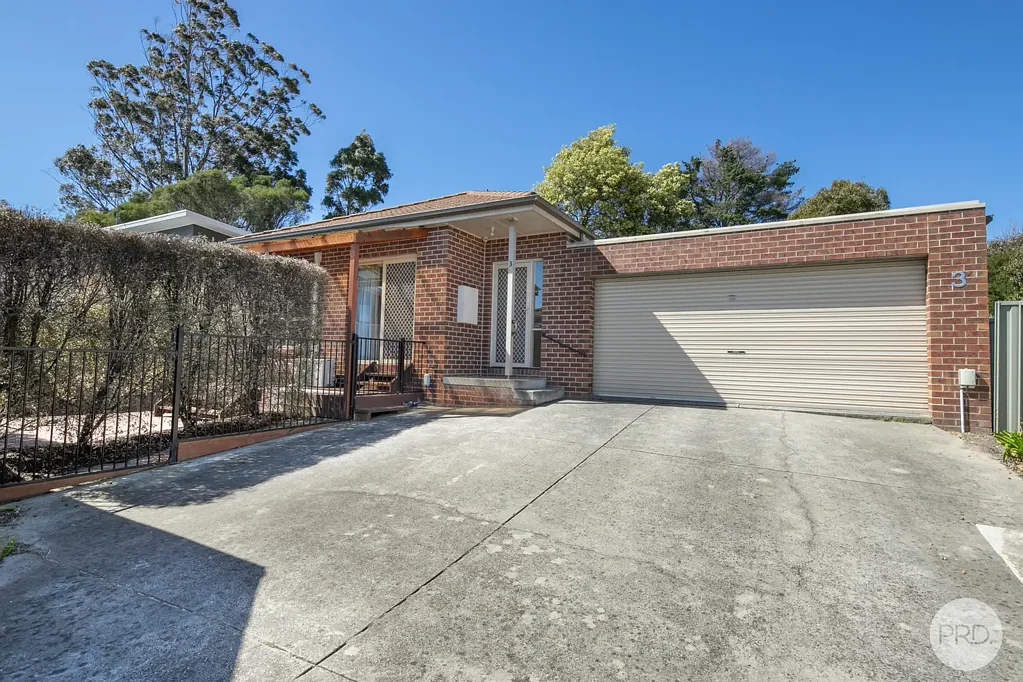 COMFORT & LOCATION - THIS HOUSE HAS IT ALL!