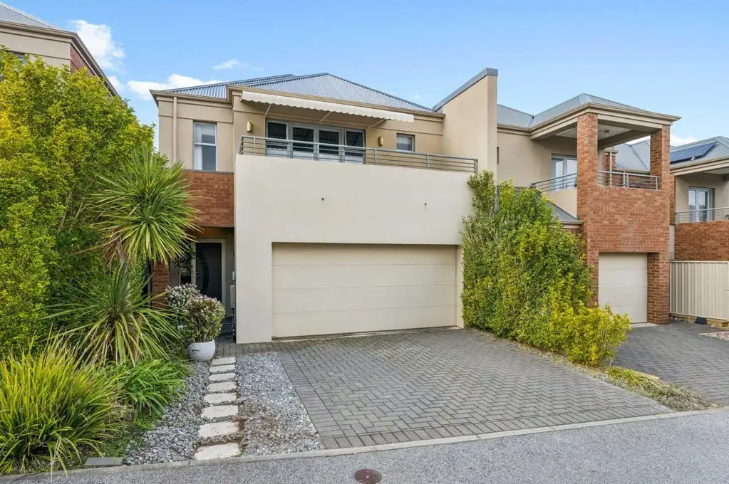 WELL PRESENTED THREE BEDROOM TOWNHOUSE