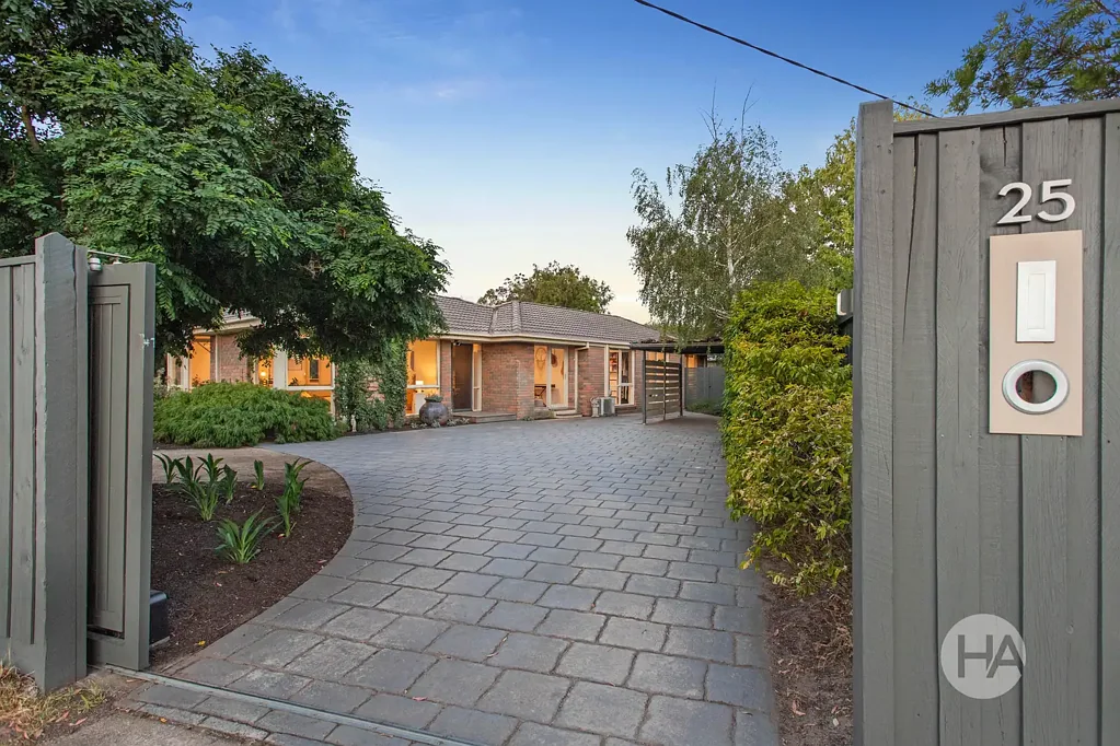 25 Clarendon Drive, Somerville, VIC 3912