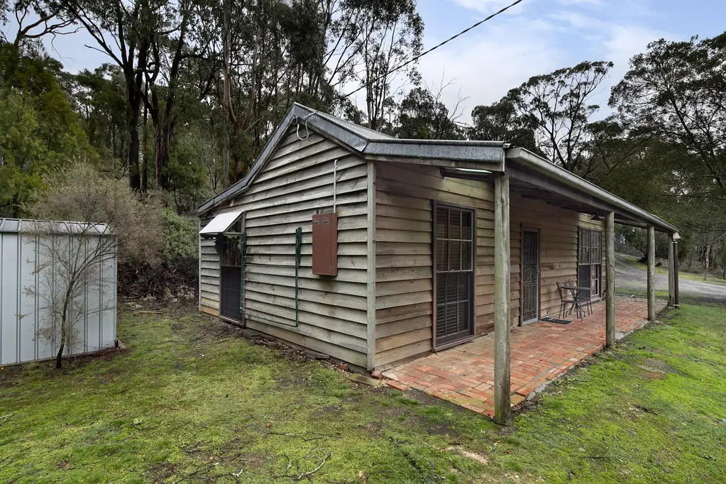 FULLY FURNISHED RURAL LIVING ONLY MINUTES FROM TOWN!