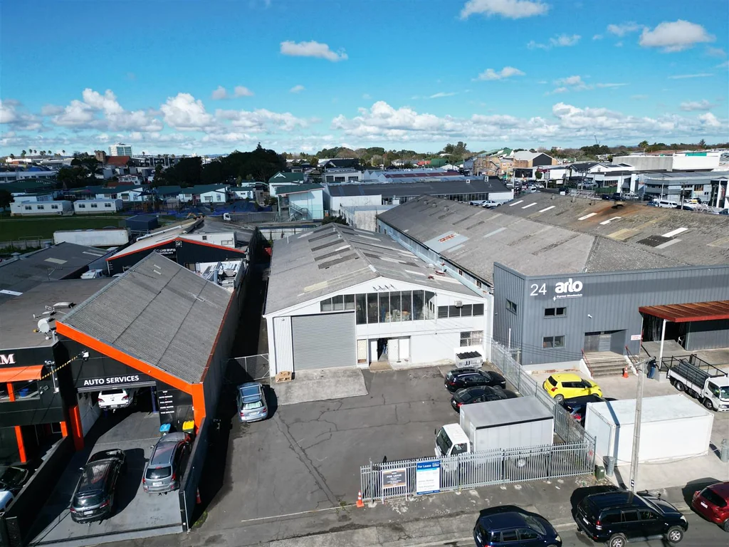 Otahuhu Great Profile, Dual Roller Doors + Secure Front/Rear Yard