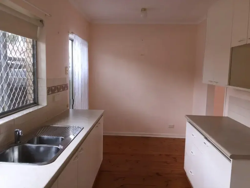 LIGHT BRIGHT 2 BEDROOM UNIT  - QUIET LOCATION