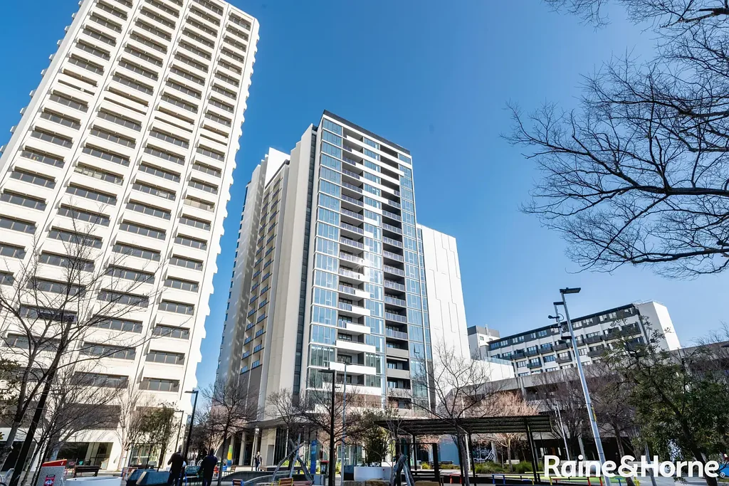 Phillip 2chambre Located in the heart of Woden. Withiin walking distance to Woden Town parkrun. Move in ready.