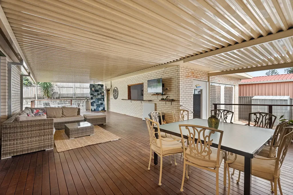 Scarness 4房  FOUR BEDROOMS, HUGE DECK & A 6.1M GAMES ROOM, JUST 1KM FROM THE BEACH