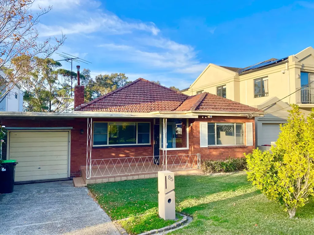 SPACIOUS FAMILY ENTERTAINER BACKING ONTO GOLF COURSE!