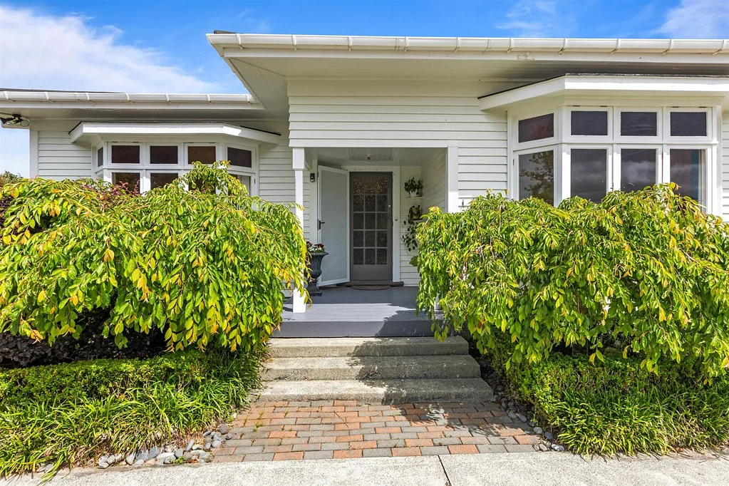 Maungaturoto 3房  Timeless 1930s Character, Elevated and Spacious