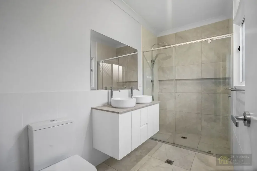 Greenbank 4 Slaapkamer Near-New Family Living in Covella Estate – By Karston Building Group