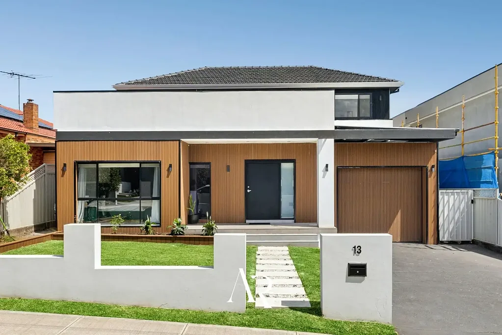 Condell Park 7房 宽敞七卧布局 石材台面厨房 游泳池锦鲤池 主卧步入衣帽间 开放式起居区 家庭友好社区 交通便利快捷 Grand Family Oasis with Pool and Luxury Finishes