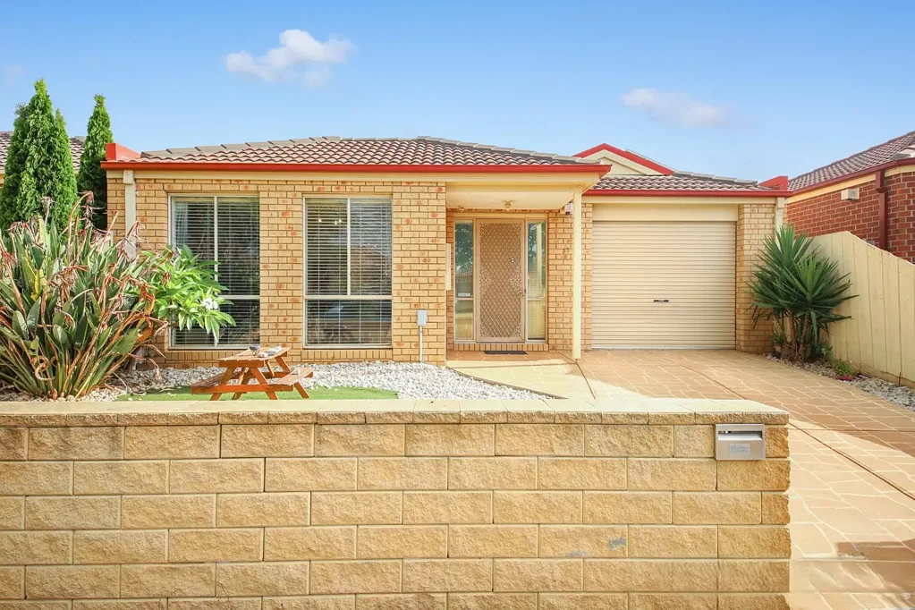 Walking distance to Tarneit Train Station & Tarneit Central Shopping Centre