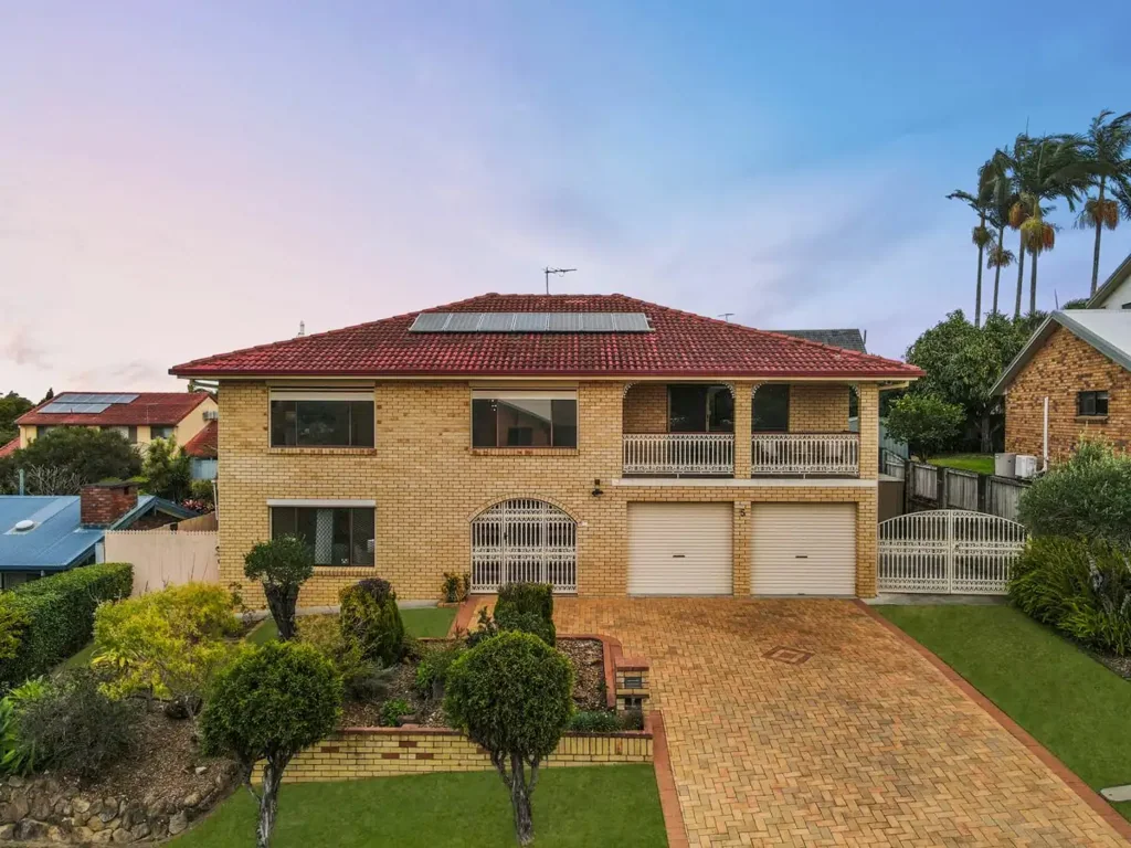 Sunnybank Hills 5 Bedroom Classic Sunnybank Hills High-Set with Multi-Generational Living - 2 Kitchens