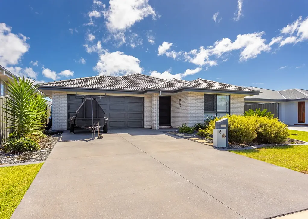 MODERN FOUR BEDROOM HOME WITH SHED