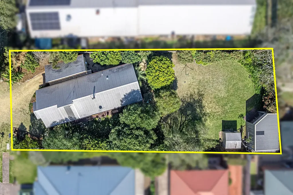 Drayton 3Kwarto Look! HUGE 1103m2 Block With Rear Yard Access & Shed - Across From Park!