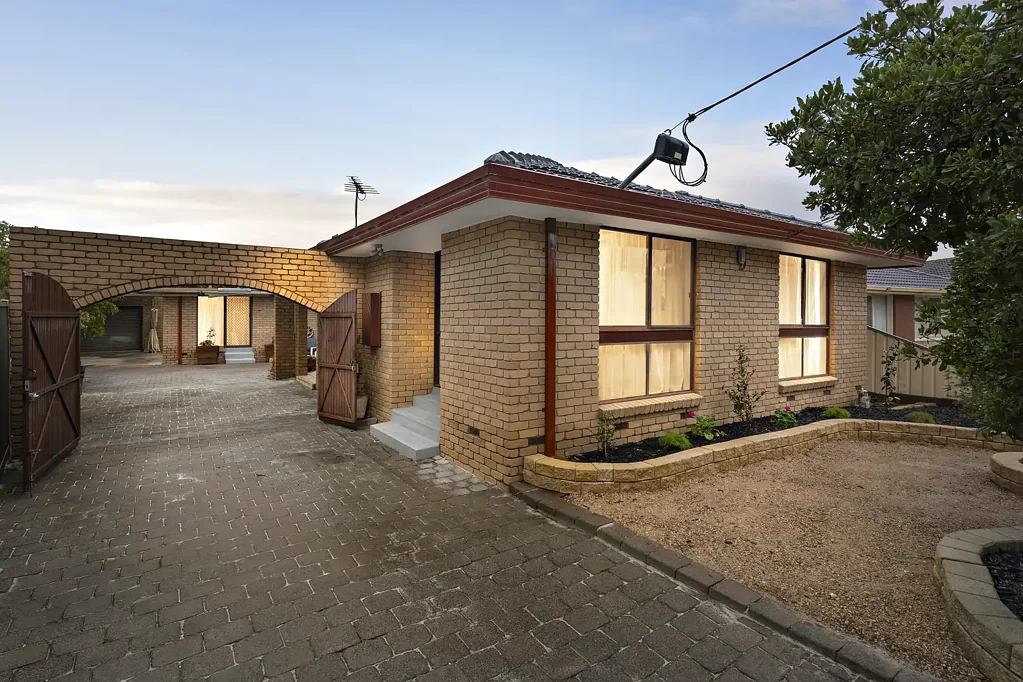 Deer Park 3 Bedroom Your Own Workshop, Right In The Backyard