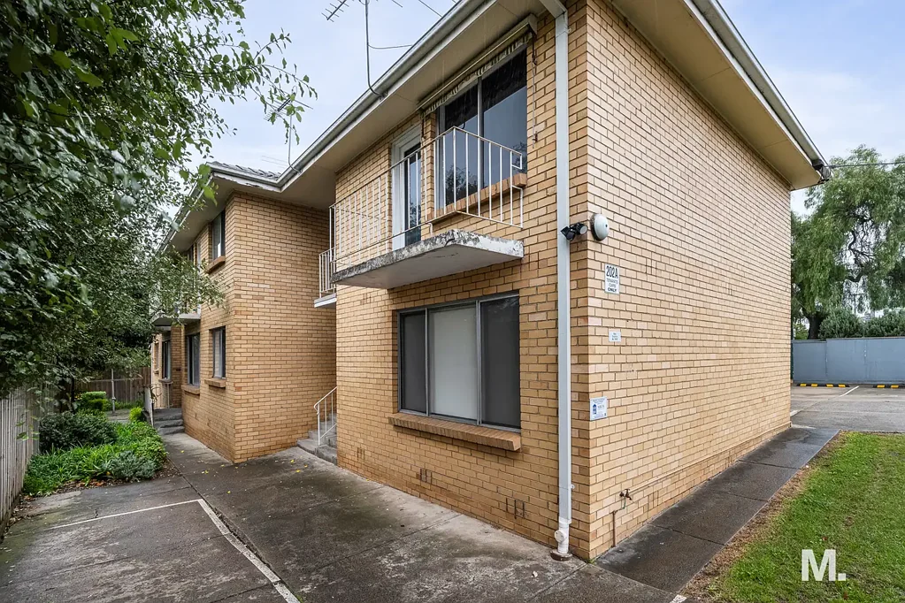 Essendon 1房 首套优选 产权车位 光亮客厅 现代厨餐 北向阳台 街外停车 HOW ABOUT THIS FOR AN ATTAINABLE ENTRY INTO ESSENDON.