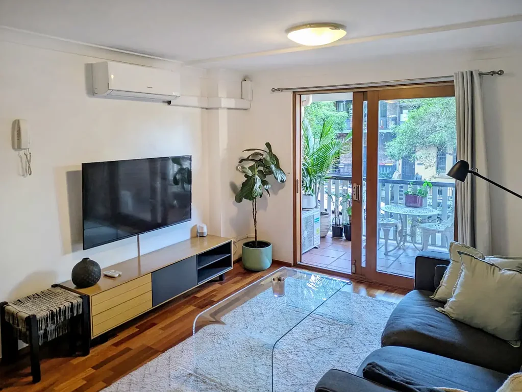 Boutique Inner-City Living with Balcony Retreat