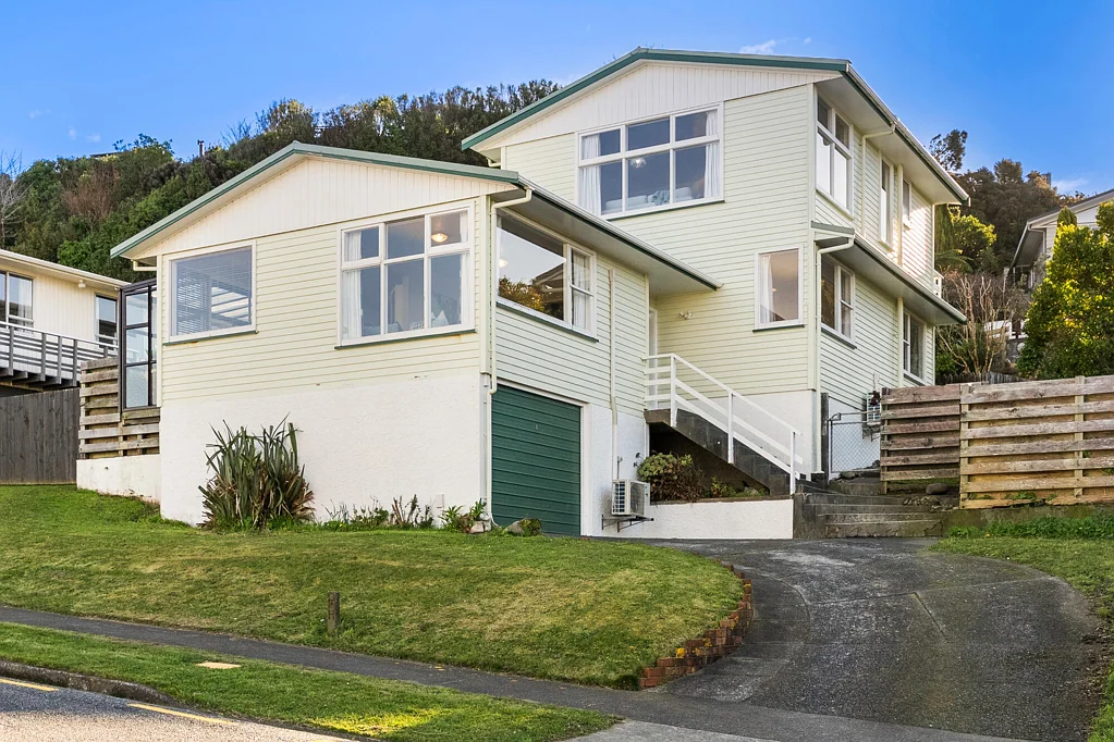 Maungaraki 4房  Elevated family living with stunning views