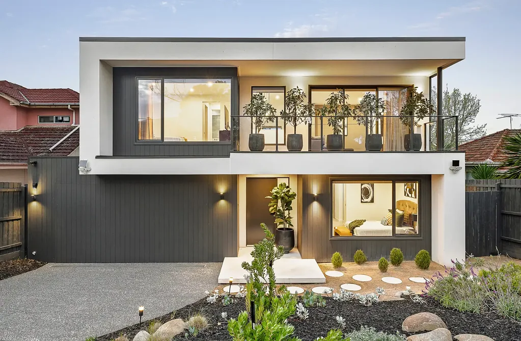 Ashburton 5房 面向Warner Reserve绿地 定制设计奢居 3.5米高挑中庭 北向采光充沛 多代同堂空间 EV充电点齐全 Inspection via Private Appointment