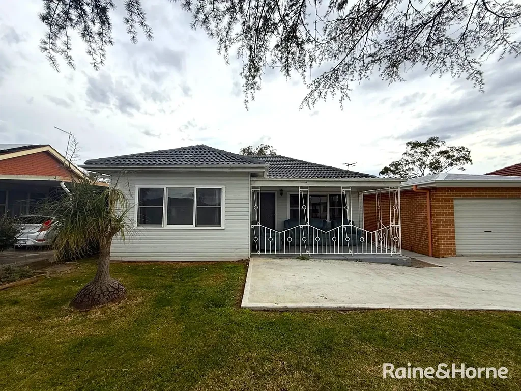 IMMACULATE 4 BEDROOM PROPERTY IN MACQUARIE FIELDS
